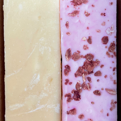 Fudge-boxi 200g,  Vaniljainen valkosuklaa ja Mansikka